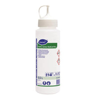 Een doseerfles van 0,5 l Jontec Radical Plus van Diversey Deutschland GmbH & Co. OHG, voorzien van een spuitdop voor nauwkeurige dosering; etiket met veiligheidssymbolen, uitgebreide informatie en de kleuren groen, blauw en wit.