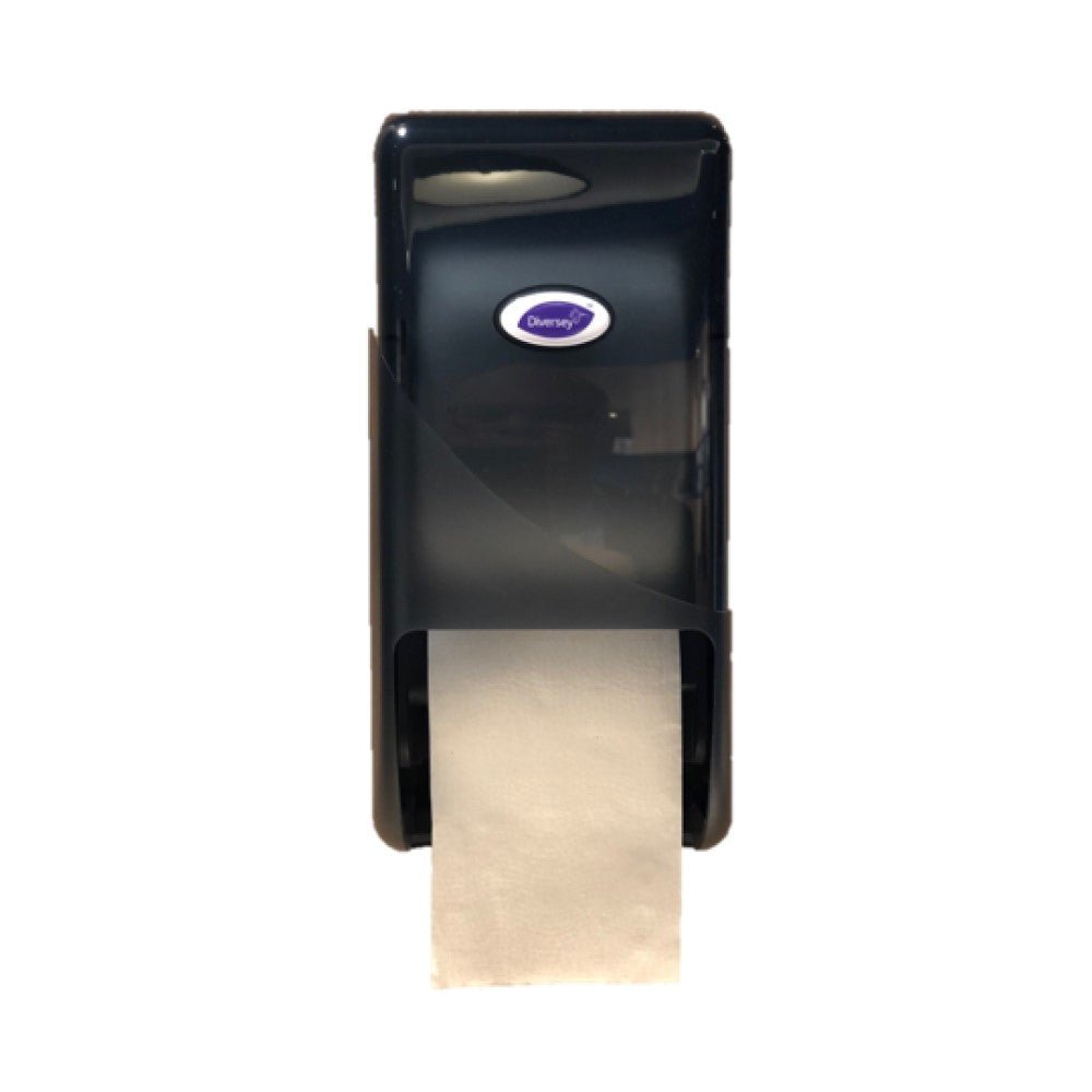 Een zwarte kunststof DI-systeemrolhouder voor toiletpapier van Diversey Deutschland GmbH & Co. OHG, aan de muur gemonteerd met zichtbaar, eronder hangend wit papier en een ovaal "Diversey"-logo op de voorkant, ideaal voor openbare toiletten.
