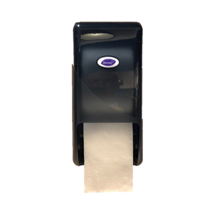 Een zwarte kunststof DI-systeemrolhouder voor toiletpapier van Diversey Deutschland GmbH & Co. OHG, aan de muur gemonteerd met zichtbaar, eronder hangend wit papier en een ovaal "Diversey"-logo op de voorkant, ideaal voor openbare toiletten.