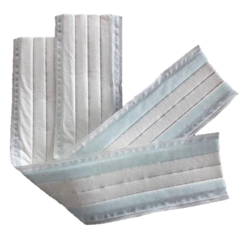 Trois vadrouilles en microfibre jetables TASKISUM Glide de 40 cm de Diversey, chacune avec une glisse améliorée et une portée de ~24m², sont disposées et représentées légèrement superposées - pour démontrer leur arrangement pour le nettoyage professionnel. L'emballage contient 25 pièces.