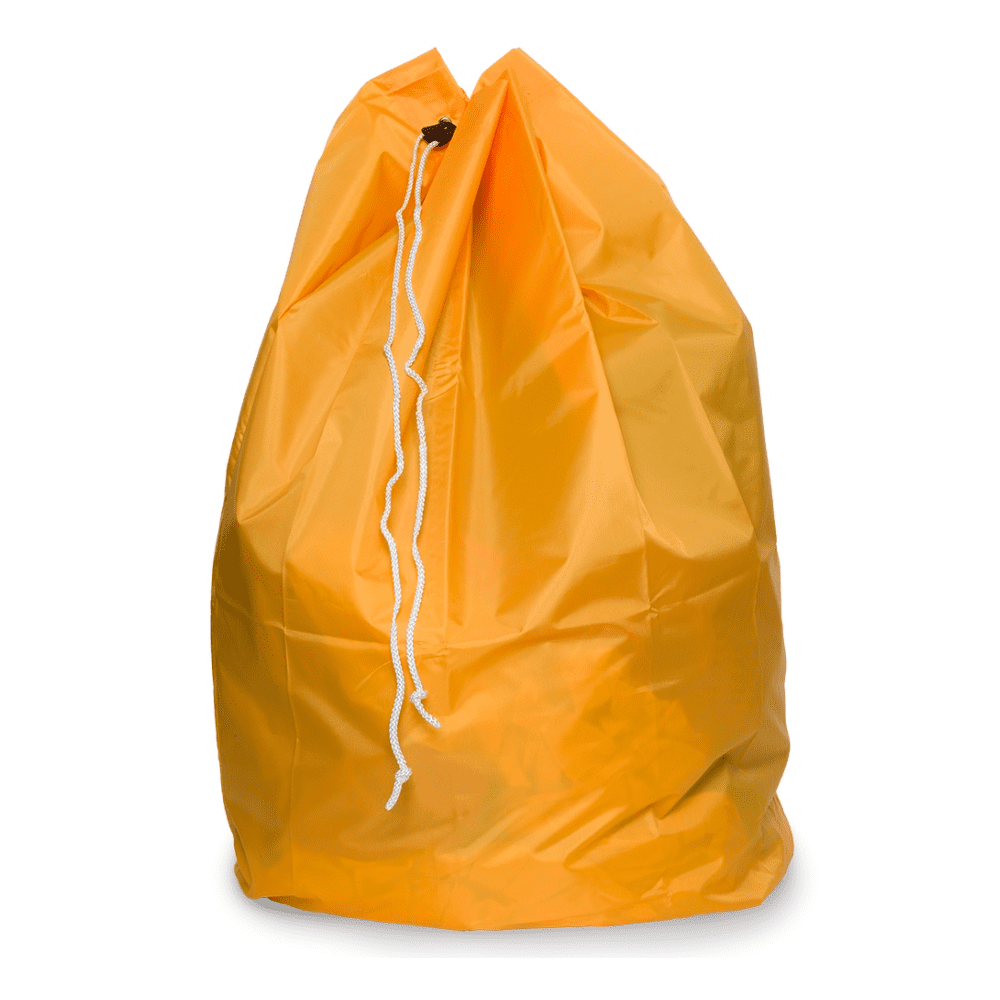 Le sac d'élimination DEISS avec cordon PP et boucle de fond, un sac à cordon de 120 litres de EMIL DEISS KG (GmbH + Co.), se tient debout devant un fond blanc. Il est fait de tissu polyester froissé et son ouverture est fermée par un cordon blanc robuste.