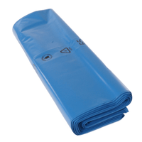 Une pile de sacs poubelle pliés DEISS Premium 10114 de la société EMIL DEISS KG (GmbH + Co.) porte, sur le dessus, un symbole de recyclage et la mention de la capacité. Ces sacs de 180 litres, fabriqués en polyéthylène recyclé brillant et résistant, adapté à l'impression haute pression, offrent une bonne résistance à la perforation et à la déchirure, tout en étant soigneusement triés.