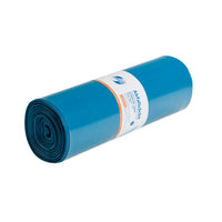 Sur un fond blanc sobre, on voit un sac poubelle enroulé de la gamme DEISS Premium Plus®, muni d'une étiquette neutre en carbone comportant du texte et des logos. Ce sac poubelle bleu ultra-résistant de la société EMIL DEISS KG (GmbH + Co.), fabriqué en PE recyclé, est extrêmement résistant à la déchirure et aux perforations.