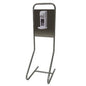Het Novocal desinfectie-eiland "Desi" staand model heeft een roestvrijstalen frame, een rechthoekige sokkel (385 x 56 mm) en een ingebouwde witte handdesinfectiemiddeldispenser, die op een donkere plaat is gemonteerd. Merk: Novocal. Verpakking: 1 stuk.