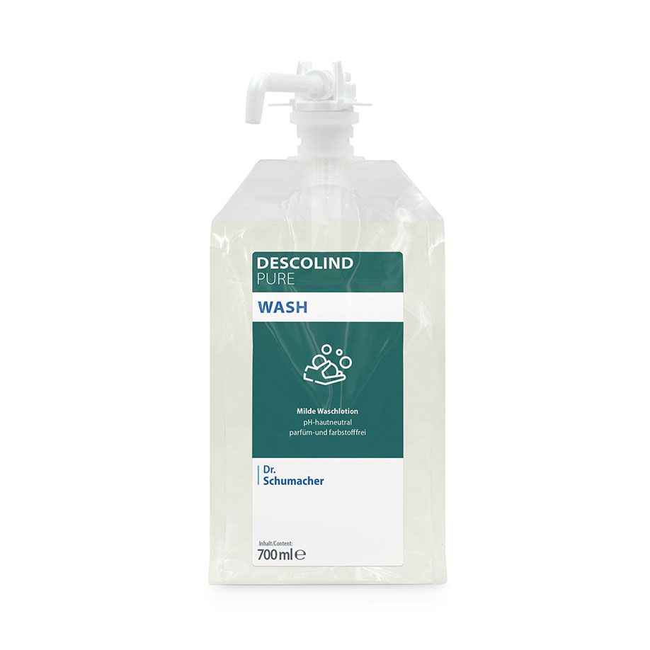 Un sachet de 700 ml de Dr. Schumacher DESCOLIND PURE WASH de Dr. Schumacher GmbH avec une pompe blanche et une étiquette couleur sarcelle, lotion lavante sans parfum pour peaux sensibles, montre les mains sous l'eau - idéal pour le soin quotidien du corps.