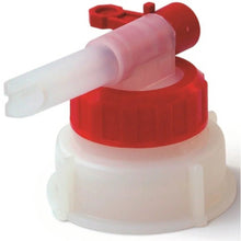 De Dr. Schumacher jerrycankraan (1 stuk) van Dr. Schumacher GmbH heeft een rode draaiknop, een witte schroefbodem en een doorzichtige, gebogen tuit met grepen voor het eenvoudig vullen van vloeistoffen uit de container.