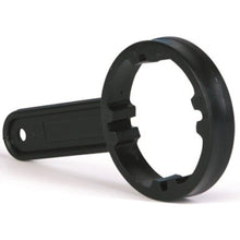 De Dr. Schumacher kannistersleutel (1 stuk) van Dr. Schumacher GmbH is een zwart kunststofgereedschap met een gekerfd, rond uiteinde en een platte greep, ideaal voor het losmaken van ronde bevestigingen zoals waterfilterbehuizingen. Afgebeeld op een witte achtergrond.