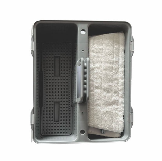 Die Arcora X-Line Duo Kunststoff Box Grau von Arcora International GmbH verfügt über einen zentralen Kunststoffgriff, deckel, bodensieb und bietet ideale Aufbewahrungsmöglichkeiten für Haushaltszubehör- kommt als 1 Stück im Karton.