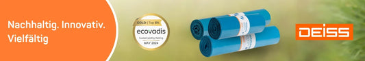 Werbebanner der Marke Deiss. Links steht auf orangem Hintergrund der Slogan: „Nachhaltig. Innovativ. Vielfältig“. Daneben ist eine goldene Medaille von EcoVadis mit der Aufschrift „Gold | Top 5 % – Sustainability rating MAY 2024“ abgebildet. In der Mitte liegen vier aufgerollte blaue Müllsäcke gestapelt aufeinander. Rechts oben befindet sich das weiße Deiss-Logo auf orangem Hintergrund. Der Hintergrund zeigt eine natürliche grünliche Farbfläche mit Unschärfe.