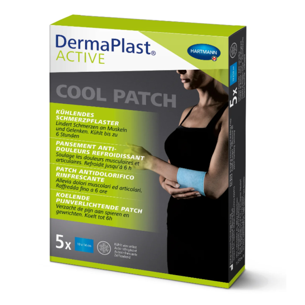 Un paquet de patchs refroidissants auto-refroidissants DermaPlast® ACTIVE Cool Patch (10 x 14 cm, 1 pièce) de Paul Hartmann AG pour soulager la douleur, montre une femme collant le patch bleu sur son avant-bras. Emballage multilingue.