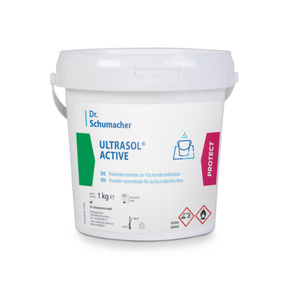 Een witte kunststofcontainer met het opschrift 'Dr. Schumacher Ultrasol® Active Oppervlaktedesinfectie' van Dr. Schumacher GmbH, die 1 kg poederconcentraat voor oppervlaktedesinfectie bevat. Het etiket bevat een gebruiksaanwijzing in het Duits en Engels, waarschuwingssymbolen en aan de rechterkant een 'Protect'-symbool.