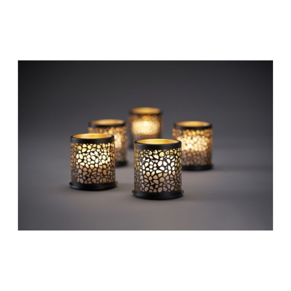 Acht kleurrijke Duni GmbH Multicolour LED Mini Kaarsen stralen door roosterachtige kaarsenhouders en werpen betoverende schaduwen op een eenvoudige oppervlakte voor creatieve verlichting in een schemerige sfeer.