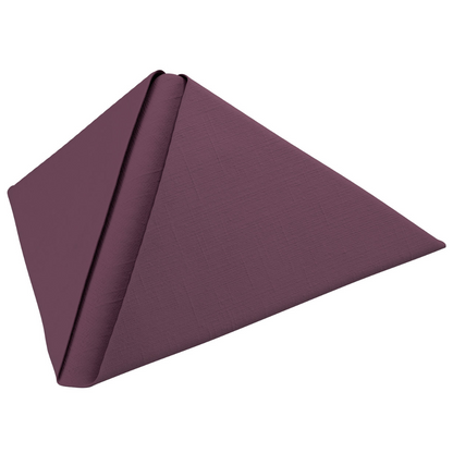 Une serviette pliée en forme de pyramide se tient debout. Cette serviette Dunilin® de Duni GmbH est d'une couleur unie mauve avec un motif de texture discret, offrant l'élégance d'une serviette jetable semblable à du tissu et entièrement compostable. Le paquet contient 45 pièces mesurant 40 x 40 cm.