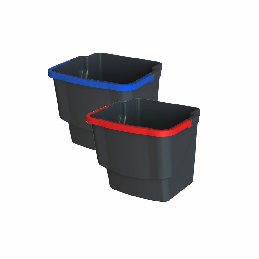 Deux seaux en plastique Arcora Ecoblack Noir de 20 litres de Arcora International GmbH, l'un avec une poignée bleue, l'autre avec une poignée rouge, sont représentés côte à côte sur un fond blanc et montrent leur design élégant pour un rangement organisé.