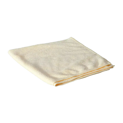 Een AMPri Clean Comfort microvezeldoek 40 x 40, met het merk AMPri Handelsgesellschaft mbH, ligt netjes gevouwen op een eenvoudige witte achtergrond. Het heeft een crèmekleur met een gele rand en biedt schone comfort in elke omgeving.