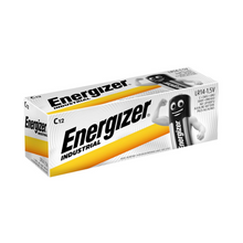 Une boîte de piles alcalines Energizer, C/Baby, 1,5 V | Paquet (12 pièces) de Energizer Deutschland GmbH. L'emballage en blanc, jaune et gris montre clairement le logo Energizer et une illustration d'une figure de batterie. La boîte contient 12 piles alcalines Energizer C/Baby 1,5 V et assure une énergie durable pour vos appareils.