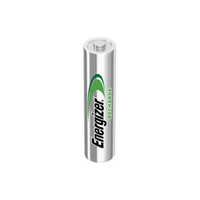 Een enkele zilverkleurige oplaadbare Energizer Power Plus AAA Micro LR03 700 mAh | verpakking (10 stuks)-batterij van Energizer Deutschland GmbH staat rechtop tegen een eenvoudige witte achtergrond. De merknaam „Energizer Deutschland GmbH“ en het woord „Recharge“ zijn in zwarte en groene letters op de 700 mAh-batterij gedrukt.