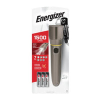L'emballage de la lampe de poche Energizer Vision HD metal 6AA d'Energizer Deutschland GmbH met en avant ses caractéristiques impressionnantes, notamment une luminosité de 1500 lumens et la fourniture de deux piles Energizer. Les principales spécifications incluent la technologie de mise au point numérique, une distance de faisceau remarquable de 230 mètres, un boîtier en aluminium robuste et une classification IPX4 pour une protection fiable contre les éclaboussures.