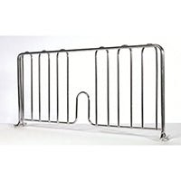 Une barrière de lit en métal avec des barres verticales et une découpe incurvée au centre inférieur pour le soutien et la prévention des chutes, avec des pieds plats, semblable au séparateur professionnel Novocal (hauteur 230 mm, longueur 610 mm, 1 pièce), de Novocal.
