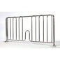 Une barrière de lit en métal avec des barres verticales et une découpe incurvée au centre inférieur pour le soutien et la prévention des chutes, avec des pieds plats, semblable au séparateur professionnel Novocal (hauteur 230 mm, longueur 610 mm, 1 pièce), de Novocal.