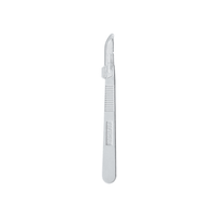 Een grijs chirurgisch scalpel van roestvrij staal heeft een gebogen lemmet en een gestructureerd handvat voor een betere grip. Op het handvat staat de merknaam „Servoprax GmbH“ vermeld. Dit Feather-wegwerpscalpel voor eenmalig gebruik is op een witte achtergrond aangebracht en dus steriel verpakt om optimale hygiëne te waarborgen.