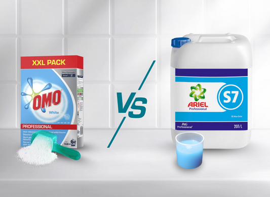 Pulver Waschmittel von OMO vs. Flüssig Waschmittel von Ariel