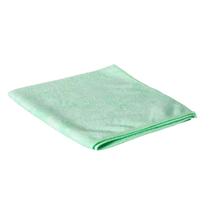 Op een witte ondergrond ligt een schoon gevouwen vierkante AMPri Clean Comfort microvezeldoek 40 x 40 van AMPri Handelsgesellschaft mbH.