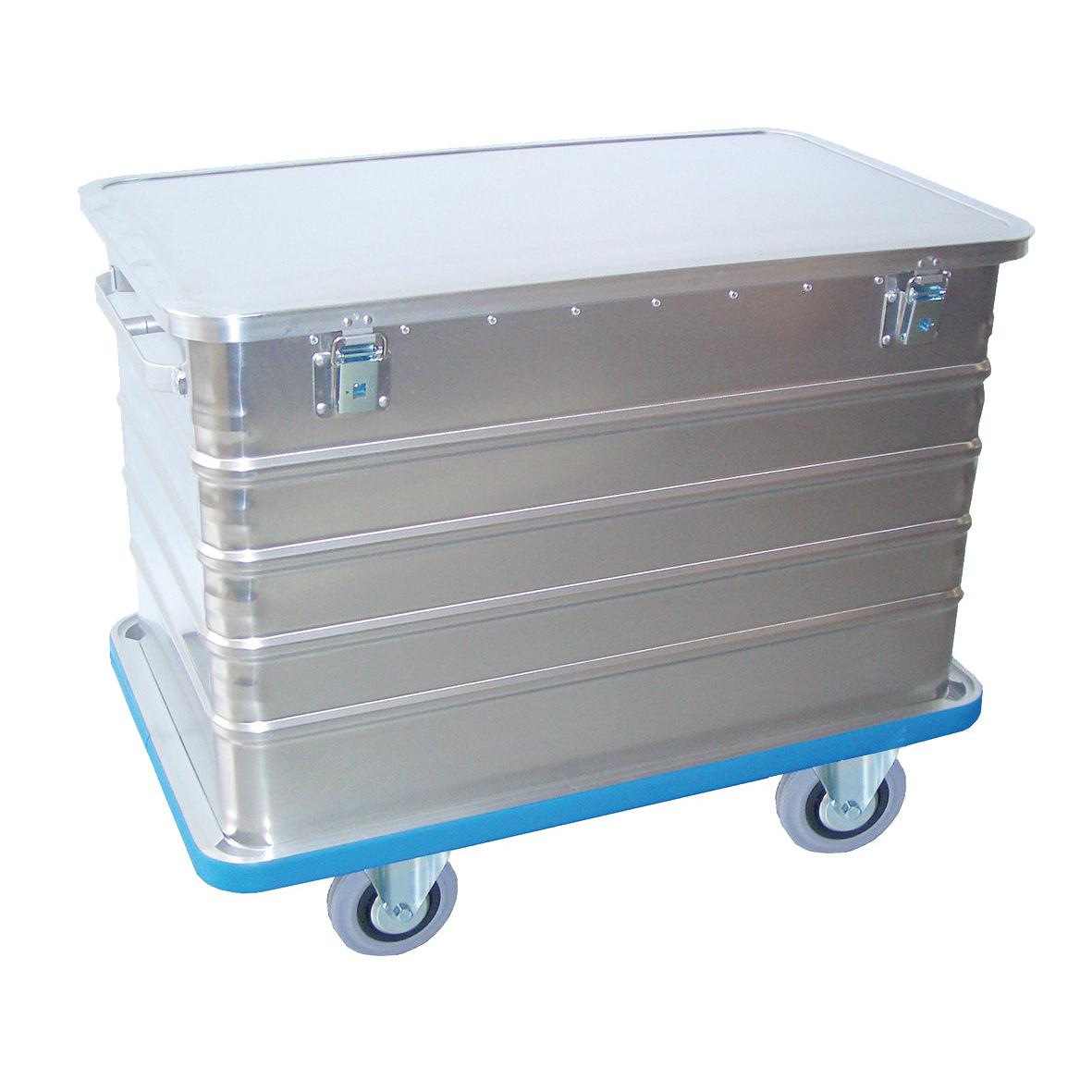 Un conteneur de transport Novocal en aluminium avec couvercle à charnière, protection contre les chocs tout autour et deux serrures, monté sur un support à roulettes bleu pour une mobilité facile.