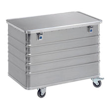 Der Novocal Transportcontainer aus Aluminium mit einem Volumen von 322 l verfügt über einen Klappdeckel, zwei Verschlüsse und vier Lenkrollen (2 fest & 2 schwenkbar, Ø100 mm) für eine sichere Aufbewahrung und einfache Mobilität. Marke: Novocal.