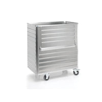 Un grand conteneur de transport Novocal rectangulaire en aluminium, doté d'une paroi avant rabattable, de 2 roulettes fixes et de 2 roulettes pivotantes, est posé sur un fond blanc.