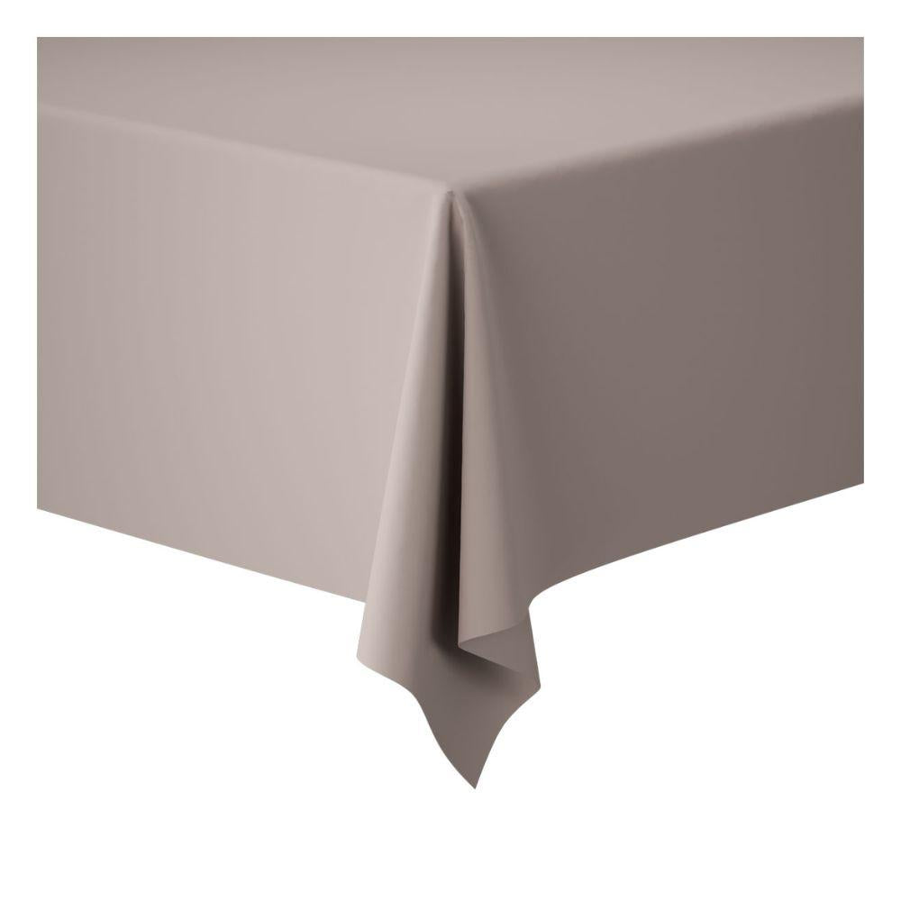Une table rectangulaire est couverte d'un rouleau de nappe Dunicel (1,18 m x 25 m) de Duni GmbH en gris clair simple, créant une surface propre et flexible - la décoration de table idéale pour les grands événements - avec le tissu légèrement plié à un coin.