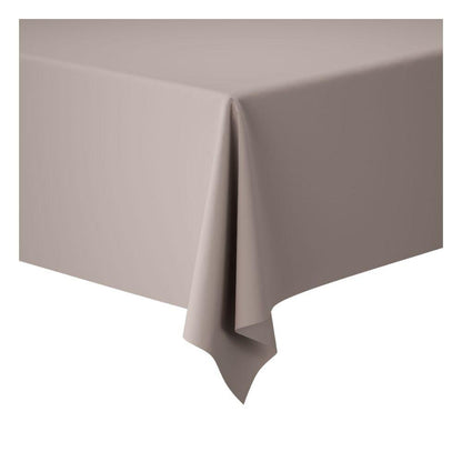 Une table rectangulaire est couverte d'un rouleau de nappe Dunicel (1,18 m x 25 m) de Duni GmbH en gris clair simple, créant une surface propre et flexible - la décoration de table idéale pour les grands événements - avec le tissu légèrement plié à un coin.