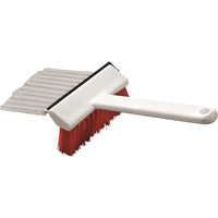 De SNIJMACHINEBORSTEL PBT ø0,20 mm hard/ø0,25 mm zacht van Haug Bürsten KG heeft een witte PBT-behuizing, een lang handvat, rode borstelharen en een platte grijze schuurspons. Ideaal voor industriële snijmachines. Afgebeeld tegen een eenvoudige witte achtergrond.