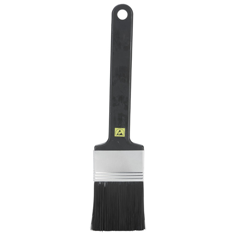 Die ESD FLACHPINSEL, NYL. 6.0 SCHWARZ ø0,30MM WEICH von Haug Bürsten KG hat einen schwarzen Griff mit Aufhängeloch, eine flache Silberzwinge und weiche schwarze Borsten - ideal für die Elektronikreinigung - auf weißem Hintergrund.