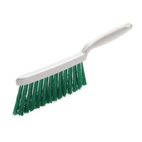 Le Haug Bürsten KG HANDBESEN, PBT vert, ø 0,25 mm, souple (280 x 15 x 50 mm) : ce balai est doté de poils verts souples et d'un manche blanc, dont l'extrémité est coudée pour permettre de balayer devant un fond blanc uni – idéal pour le ménage.
