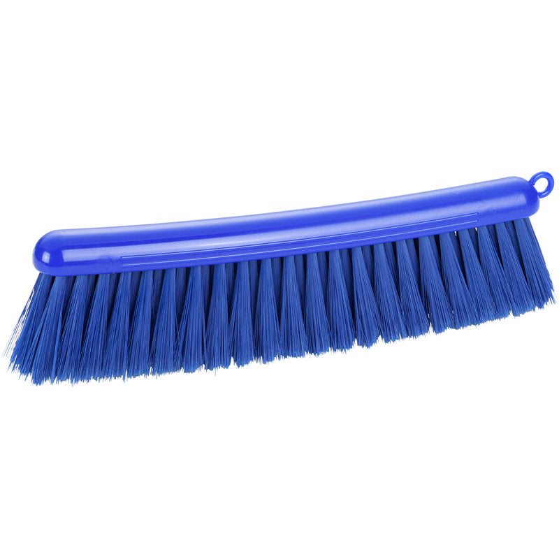 De MEHLBESEN,BLAU van Haug Bürsten KG heeft zachte, 0,25 mm dikke blauwe PBT-borstelharen en een 290 mm lange gebogen steel met ophanggat - ideaal voor het opvegen van kruimels van bakwaren in de keuken.