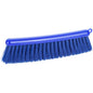De MEHLBESEN,BLAU van Haug Bürsten KG heeft zachte, 0,25 mm dikke blauwe PBT-borstelharen en een 290 mm lange gebogen steel met ophanggat - ideaal voor het opvegen van kruimels van bakwaren in de keuken.