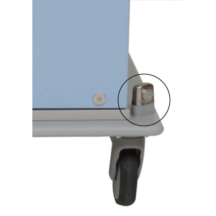 Een close-up toont de onderste hoek van een lichtblauwe verrijdbare onderzetter met een grijs wiel en een benadrukte Novocal houdmagneet op het onderstel (1 set = 2 stuks | verpakking), die bekend staat om zijn sterke magnetische kracht.