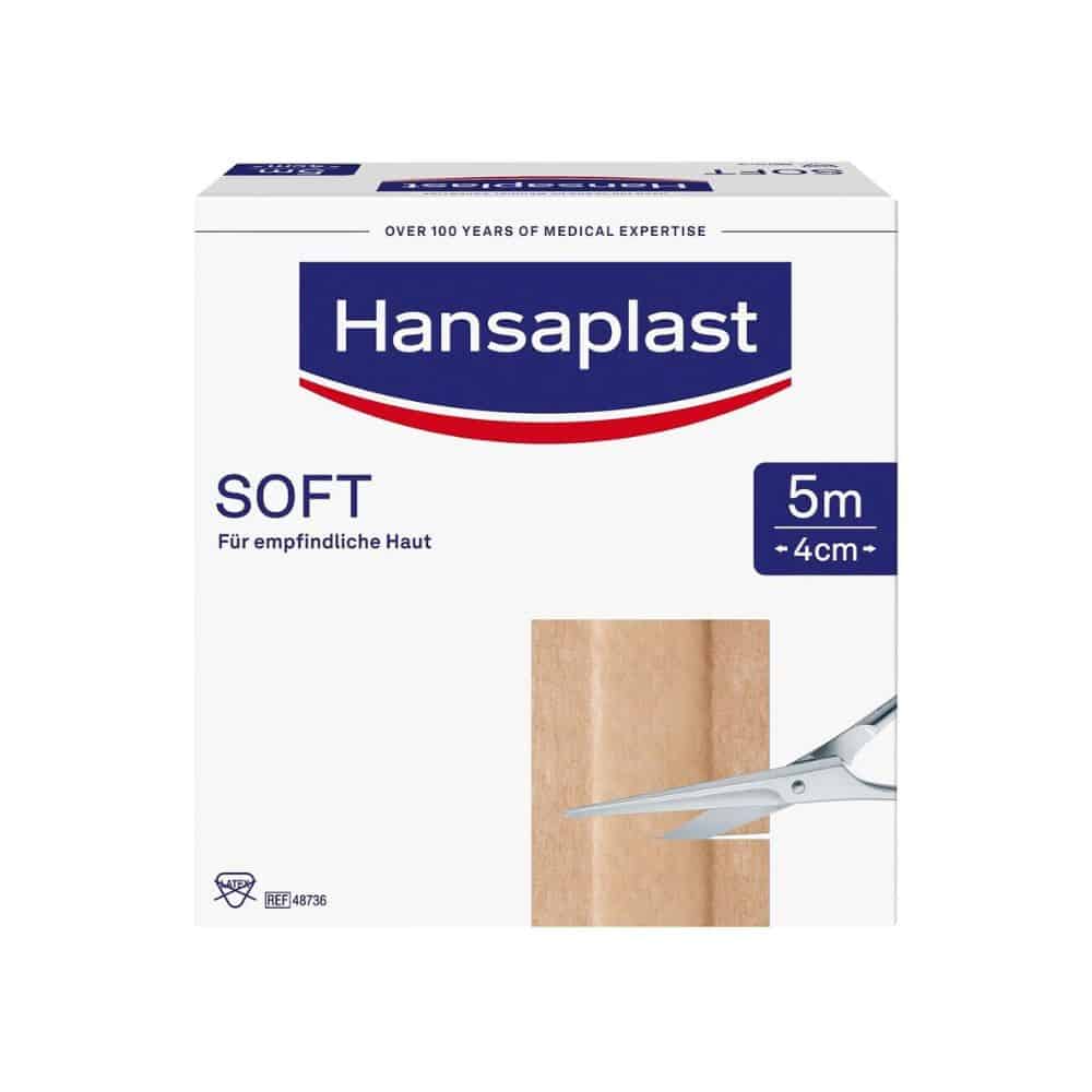 Une boîte de pansements Hansaplast Soft de Beiersdorf AG, avec l'inscription « pour peau sensible » en allemand, d'une largeur de 5 cm x 4 cm. L'emballage est muni de ciseaux pour couper.