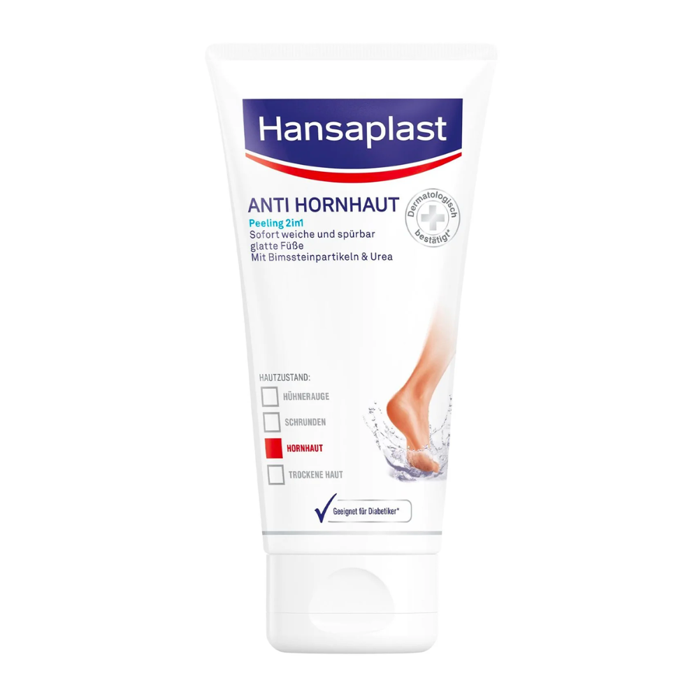 Een witte tube met het uitloopartikel van Beiersdorf AG: Hansaplast Anti Eelt Peeling 2in1 (75ml) staat rechtop. Het overwegend witte etiket met blauwe en rode accenten toont blote voeten, waterspatten en de tekst "Voetverzorging".