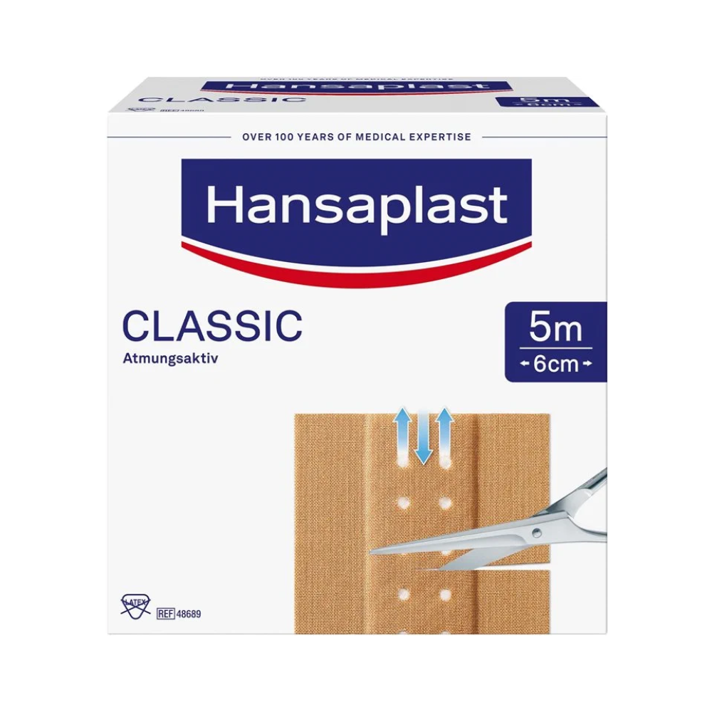 Boîte de pansements Hansaplast Classic de Beiersdorf AG avec le logo et l'image d'un pansement « découpable sur mesure » respirant à côté d'une paire de ciseaux, soulignant la compétence médicale du produit