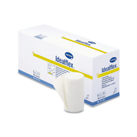 Une boîte de bandages universels légers Idealflex® de la société Paul Hartmann AG, dont un rouleau est partiellement déballé à l'avant, ce qui met en valeur la texture et la forme du produit. L'emballage est blanc et bleu et comporte du texte ainsi que des informations sur la marque.