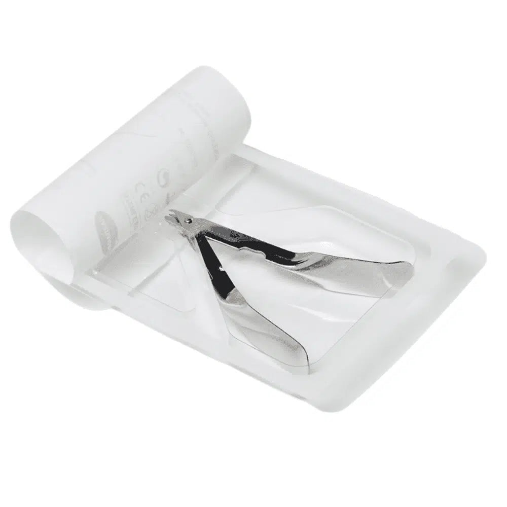 L'article discontinué : le retire-agrafe Hartmann 10 cm de Paul Hartmann AG repose sur un plateau jetable blanc avec une feuille de papier roulée à côté, ce qui indique une utilisation dans le domaine médical ou de la manucure. (Emballage : 1 pièce).