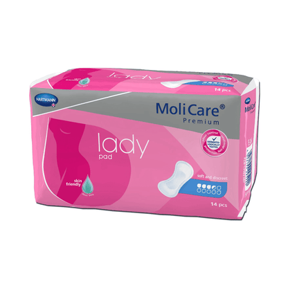 Een pak Hartmann MoliCare® Premium Lady Pad inlegkruisjes wordt getoond. De verpakking is roze met een paars en wit ontwerp en toont de productnaam en het merklogo. De verpakking bevat 14 pads, ideaal voor lichte incontinentie, en benadrukt dat het product huidvriendelijk, zacht en discreet is.