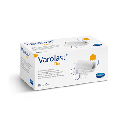 De afbeelding toont een rechthoekige witte doos met Hartmann Varolast® Plus zinklijmbandage. De verpakking toont een afbeelding van een opgerolde bandage en zeshoekige motieven. Ideaal voor de behandeling van oedeem en flebitis, de op de doos aangegeven afmetingen zijn 10 cm x 10 m. Rechtsonder is het logo van Paul Hartmann AG te zien.