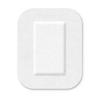 Un bouton blanc, carré avec des bords arrondis et un centre rectangulaire légèrement surélevé, doté d'une couche adhésive stérile en silicone Cosmopor® sur un fond clair de Paul Hartmann AG.