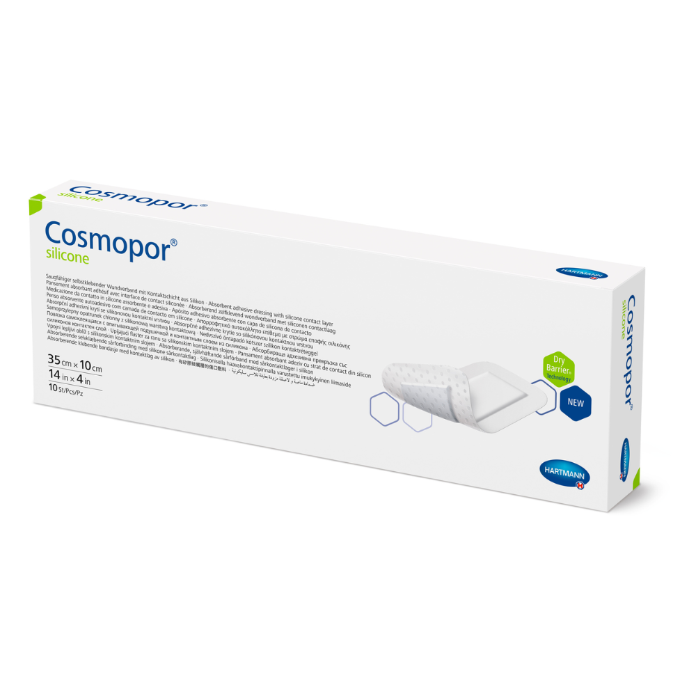 Verpakkingsdoos met steriele siliconen wondverband Hartmann Cosmopor®, die het product en zijn specificaties, inclusief grootte en hoeveelheid, toont. De doos is overwegend wit met blauwe en groene accenten.