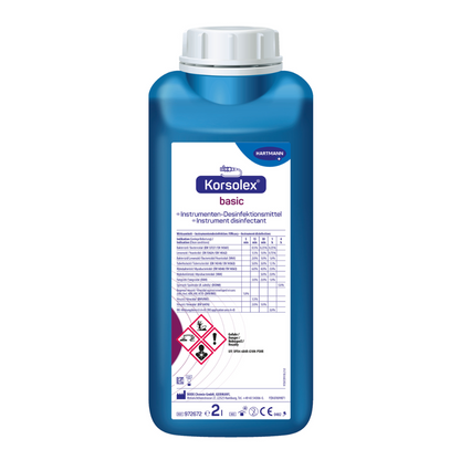 Een 2-liter fles Hartmann Korsolex® basic instrumentendesinfectie van Paul Hartmann AG met Duitstalige etiketten met informatie over het gebruik en de veiligheid in de kleuren blauw en wit, evenals gevarensymbolen.