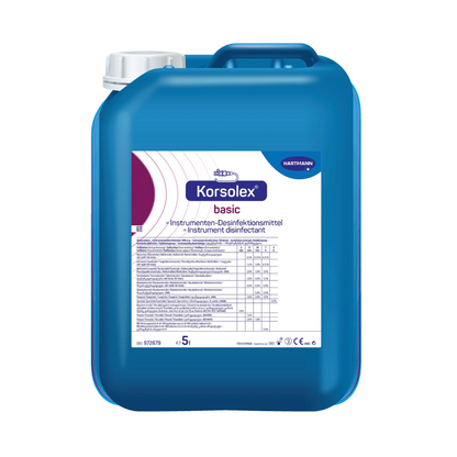 Een 5-liter kan van blauw kunststof met Hartmann Korsolex® basic instrumentendesinfectie van Paul Hartmann AG, met etiketten met meertalige gebruiksaanwijzingen en duidelijk zichtbare CE-markering.