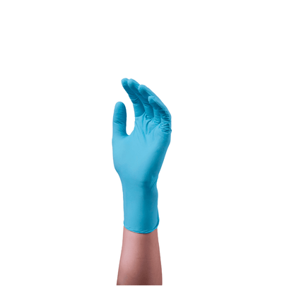 Een hand met een blauwe, poedervrije nitrilhandschoen van het merk Hartmann Peha-soft®, geïsoleerd tegen een witte achtergrond, met naar boven gebogen vingers in een grijp- of vasthoudgebaar.